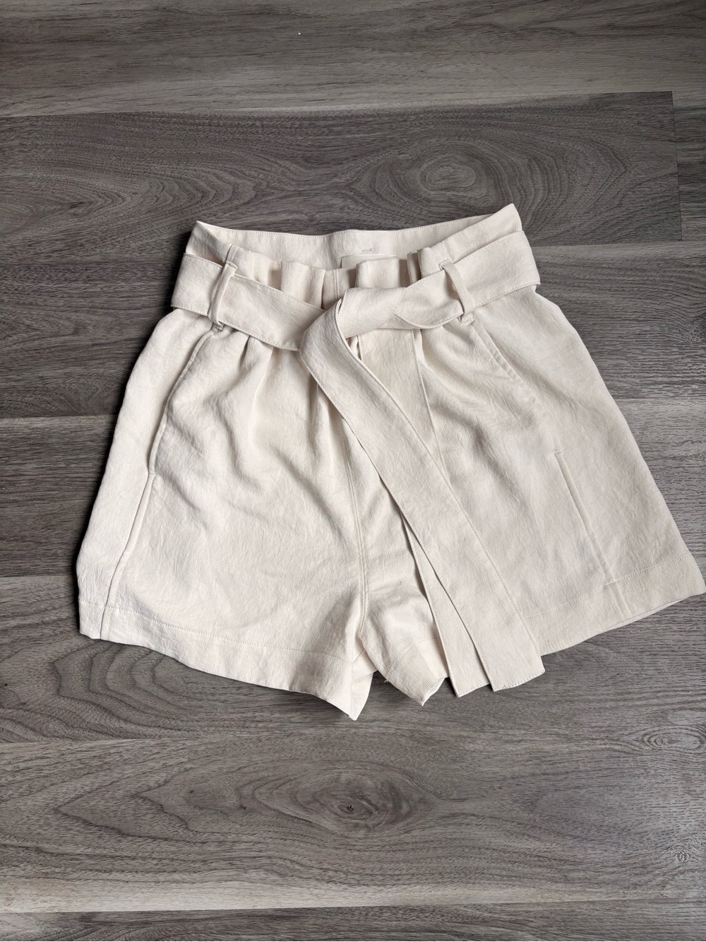 Wilfred Cream High-Waisted Belted Shorts – Size 4